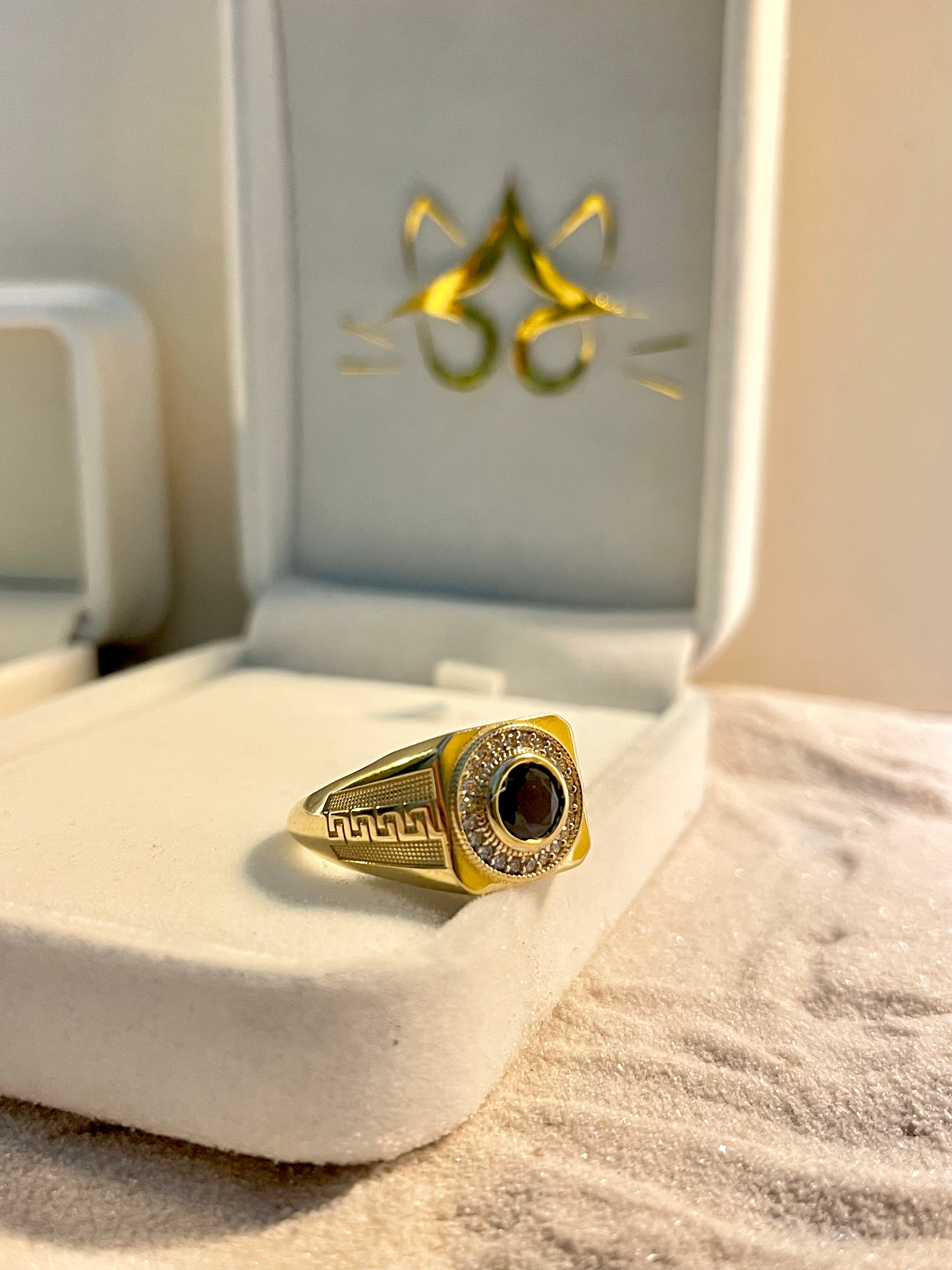 Anillo para caballero piedra negra en el centro 10K
