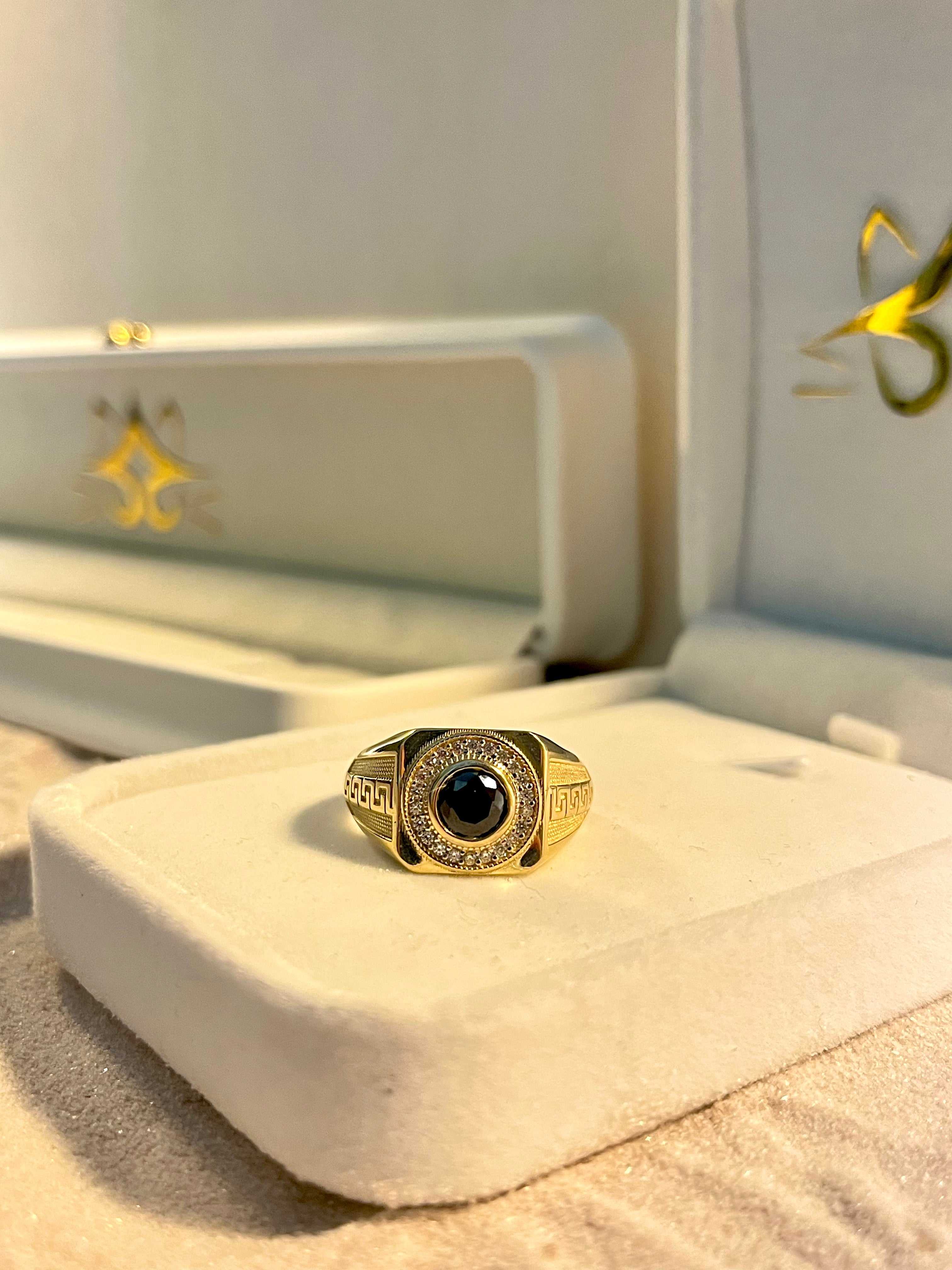 Anillo para caballero piedra negra en el centro 10K