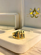 Anillo para caballero con crucifijo y piedras negras 10K