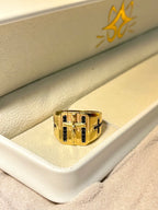 Anillo para caballero con crucifijo y piedras negras 10K