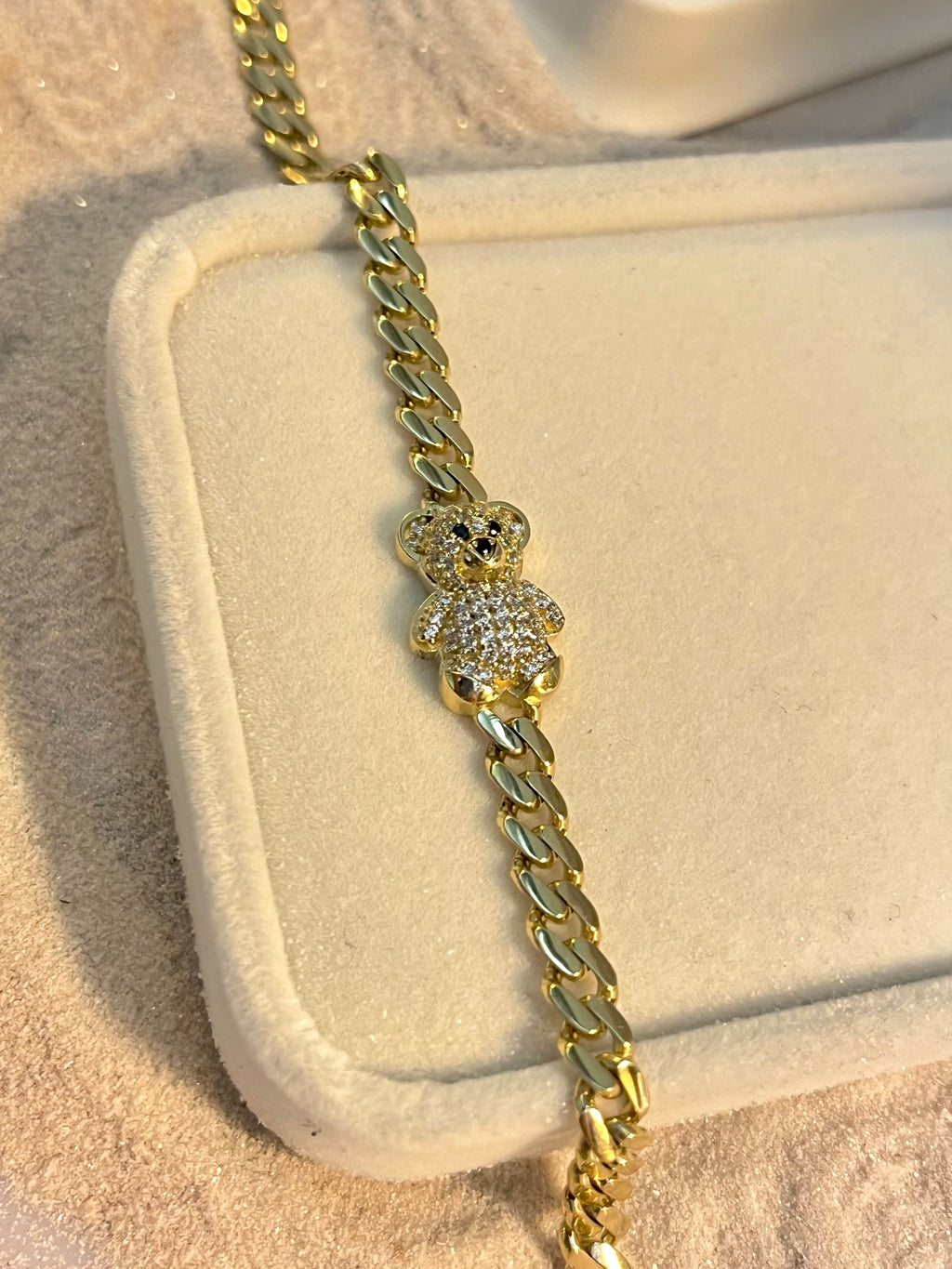 Pulsera estilo monaco con osito en el centro 10K