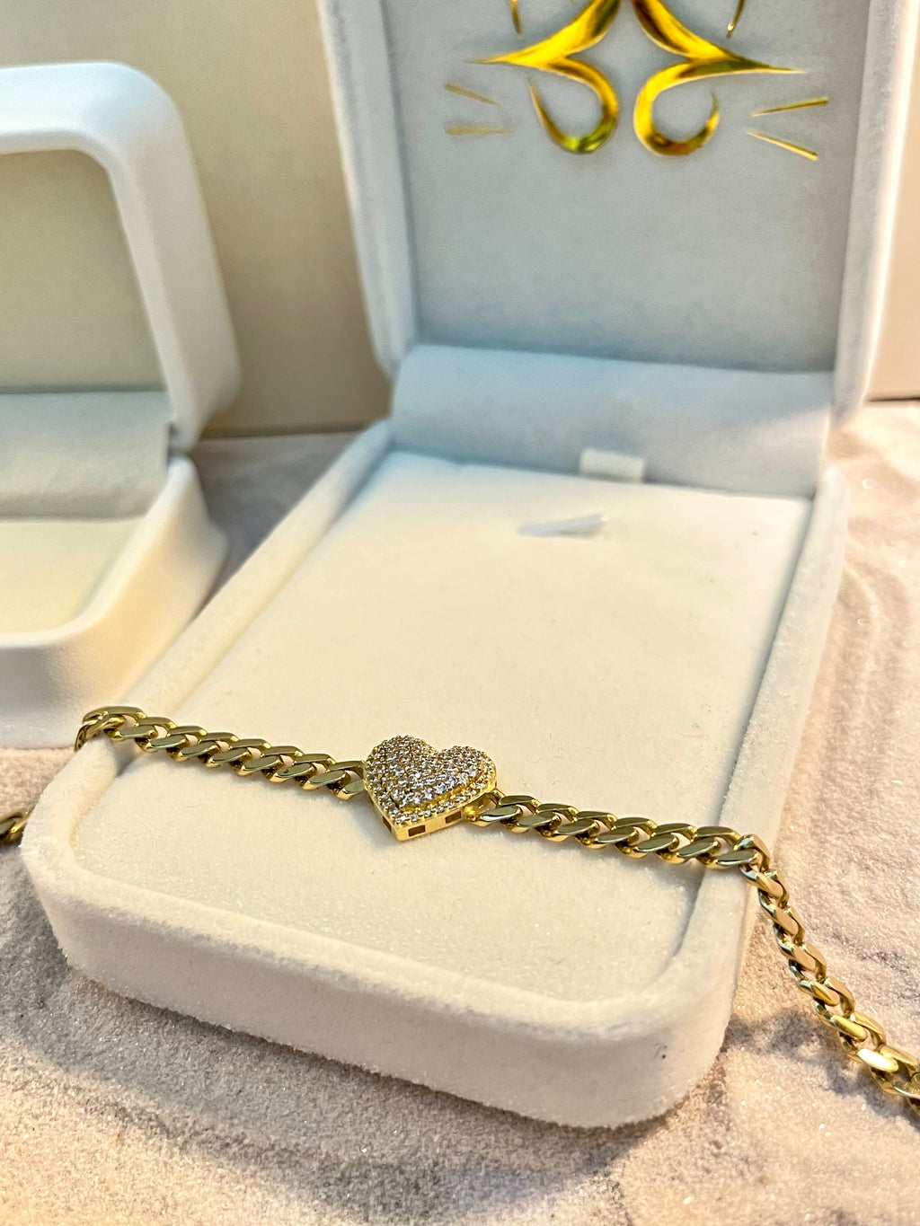 Pulsera estilo monaco con corazón en el centro 10K