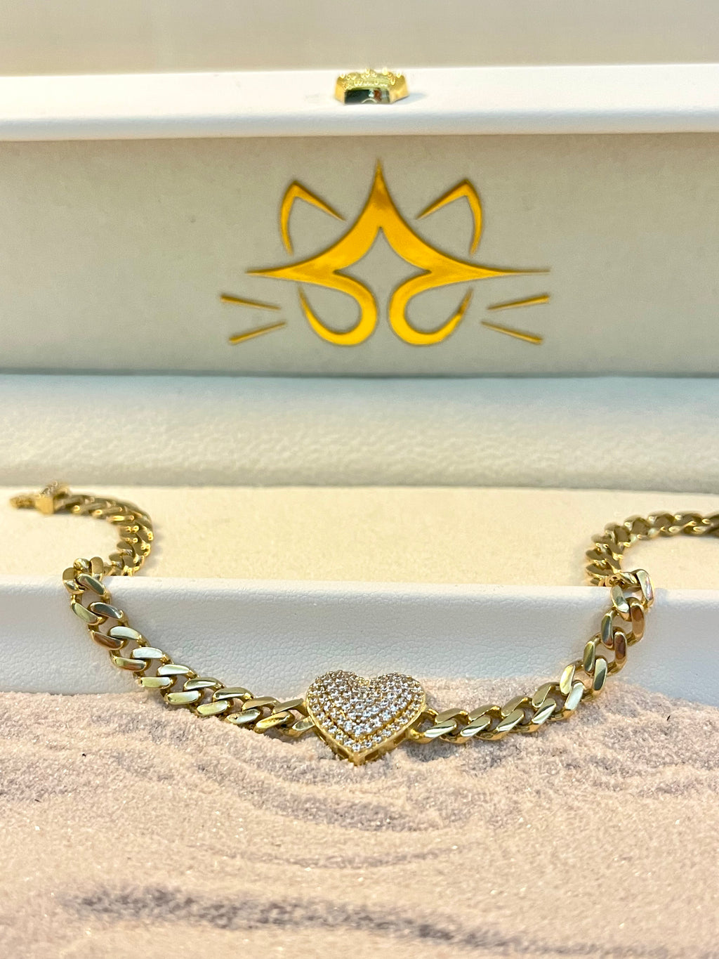 Pulsera estilo monaco con corazón en el centro 10K