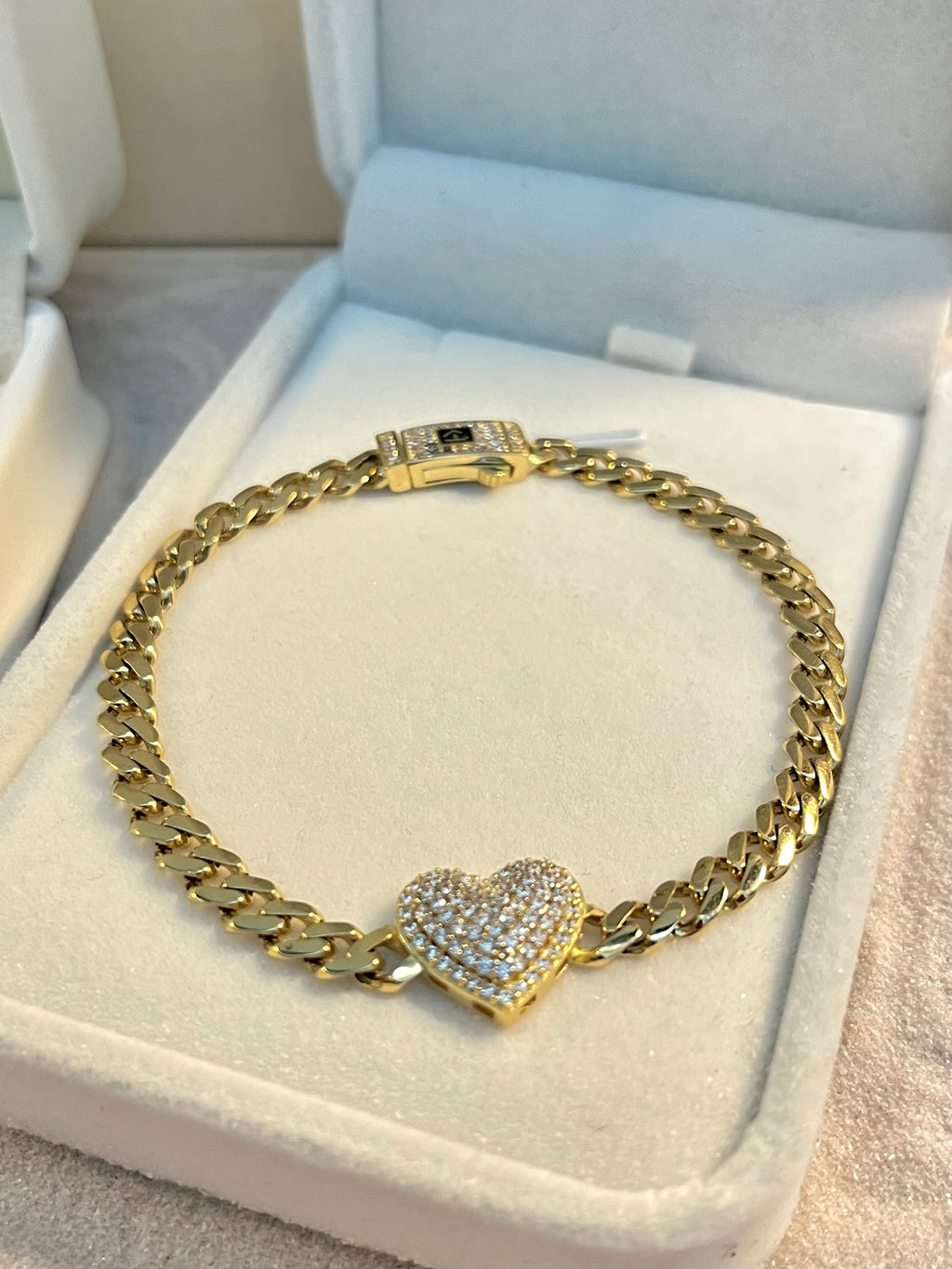 Pulsera estilo monaco con corazón en el centro 10K