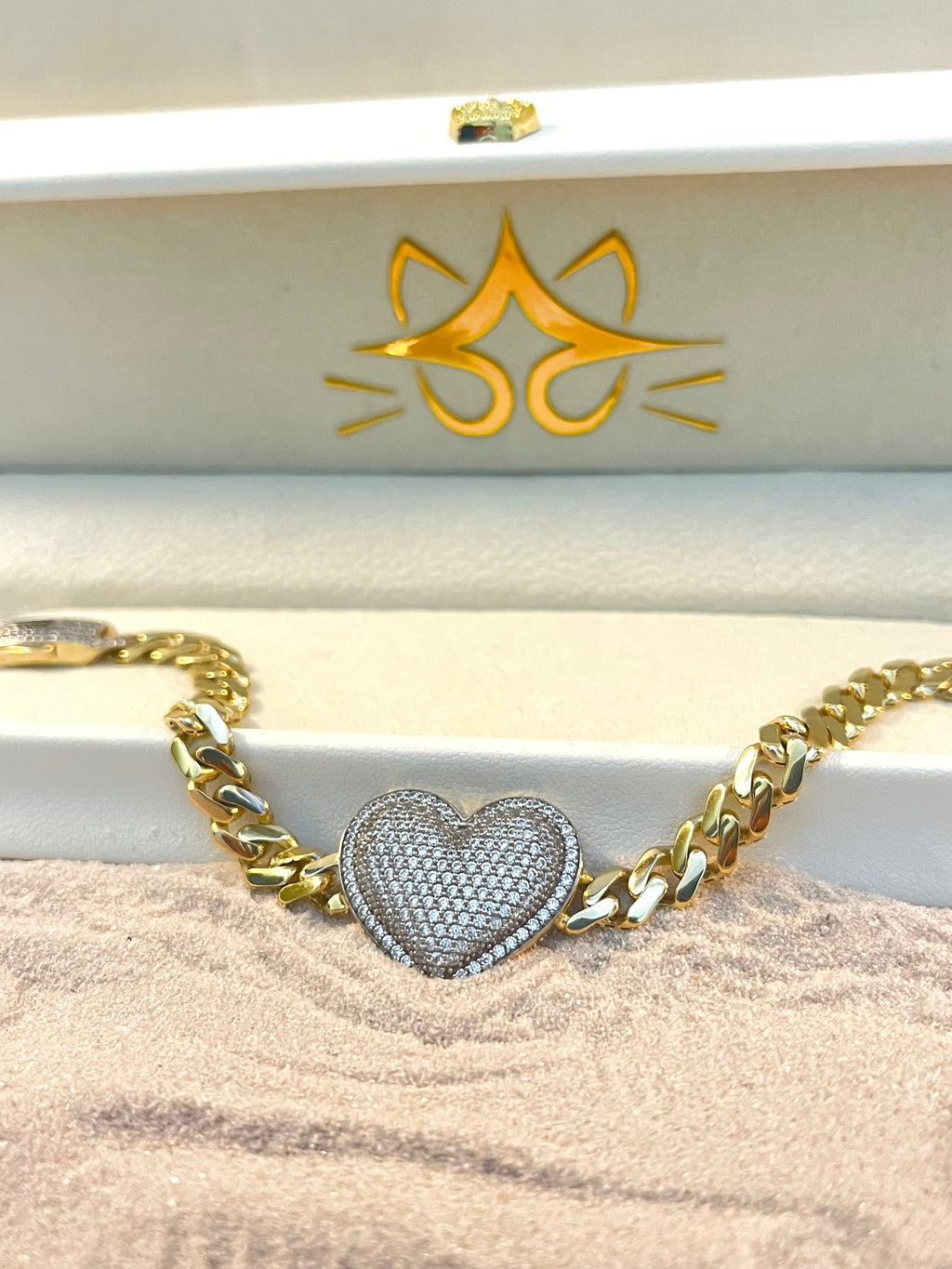 Pulsera Monaco con corazón de piedras blancas 10K