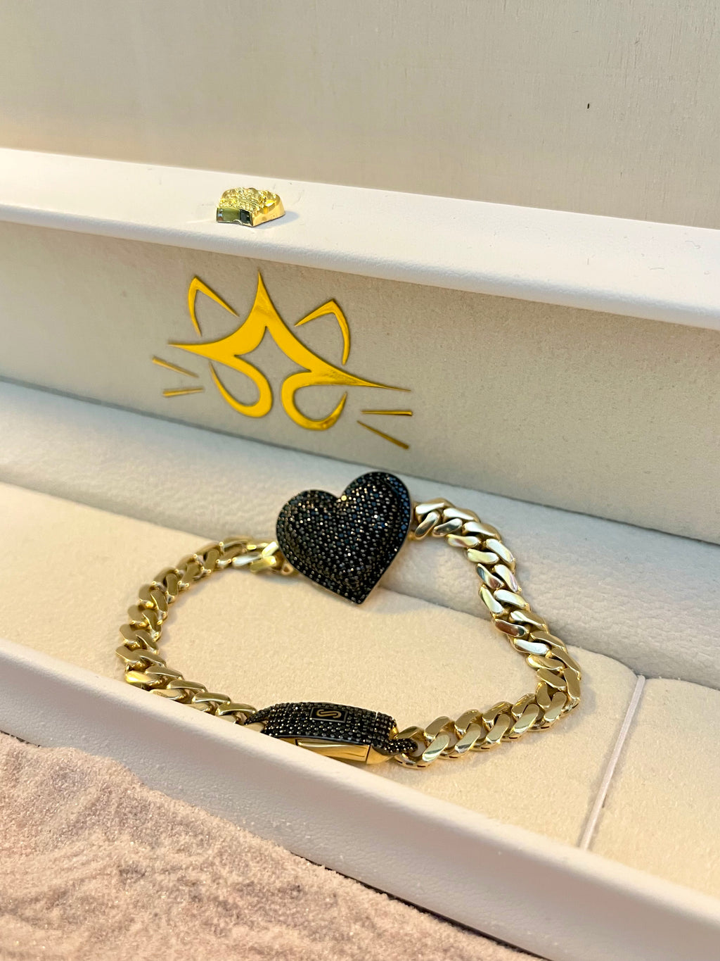 Pulsera Monaco con corazón de piedras negras 10K