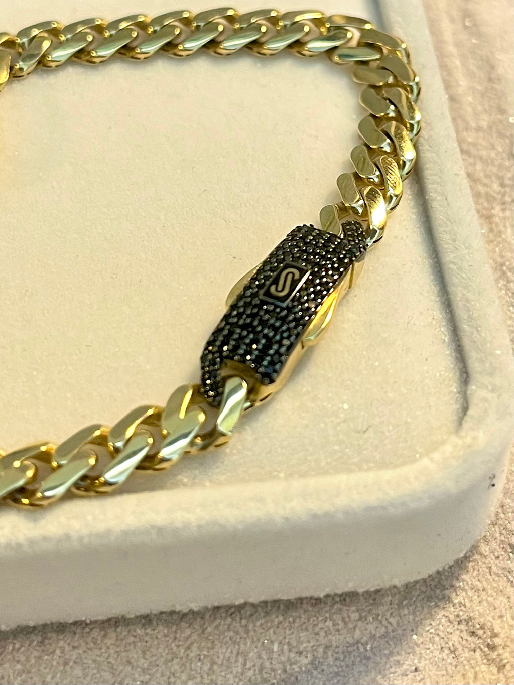 Pulsera Monaco con corazón de piedras negras 10K