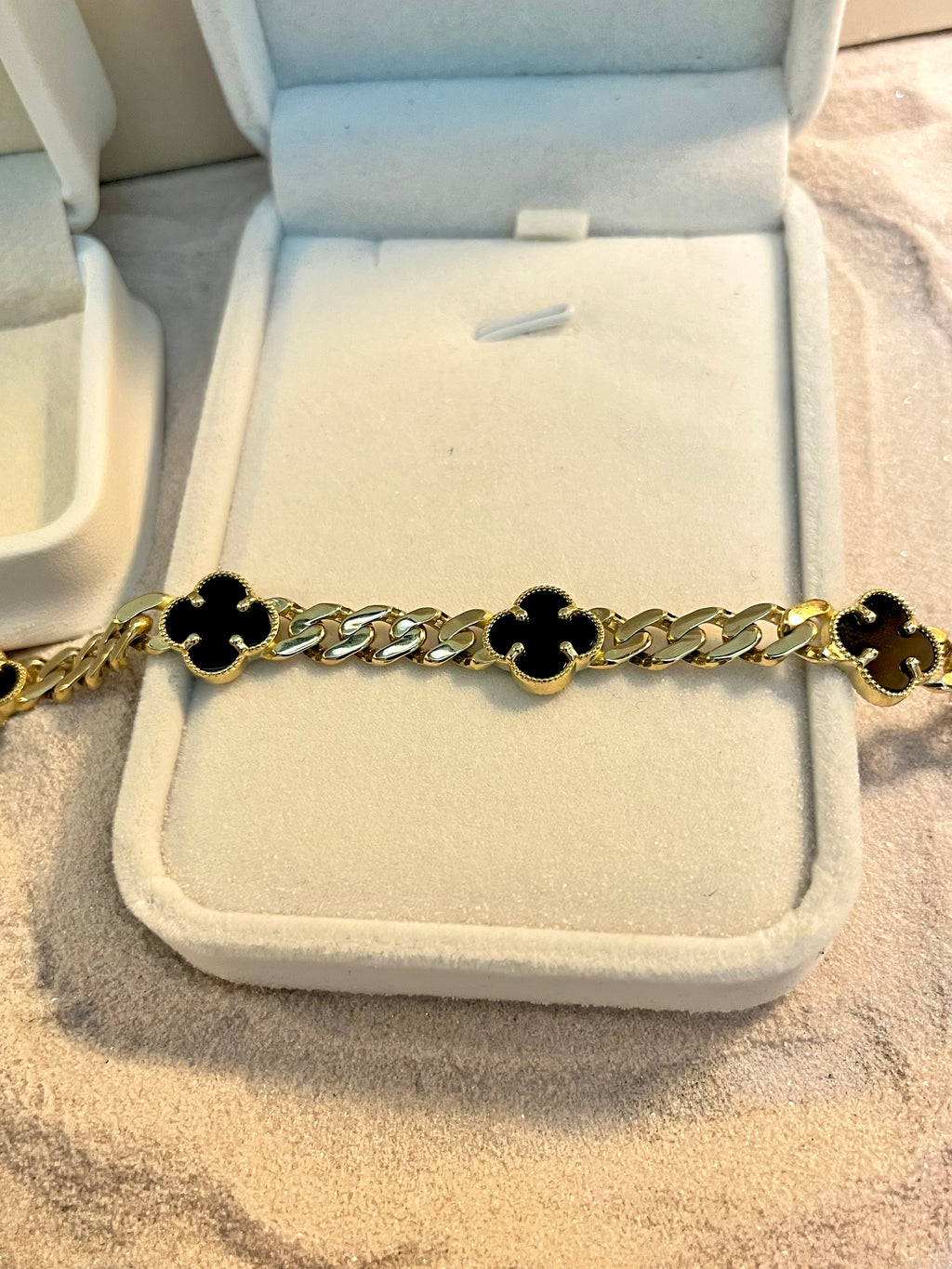 Pulsera de treboles negros 10K