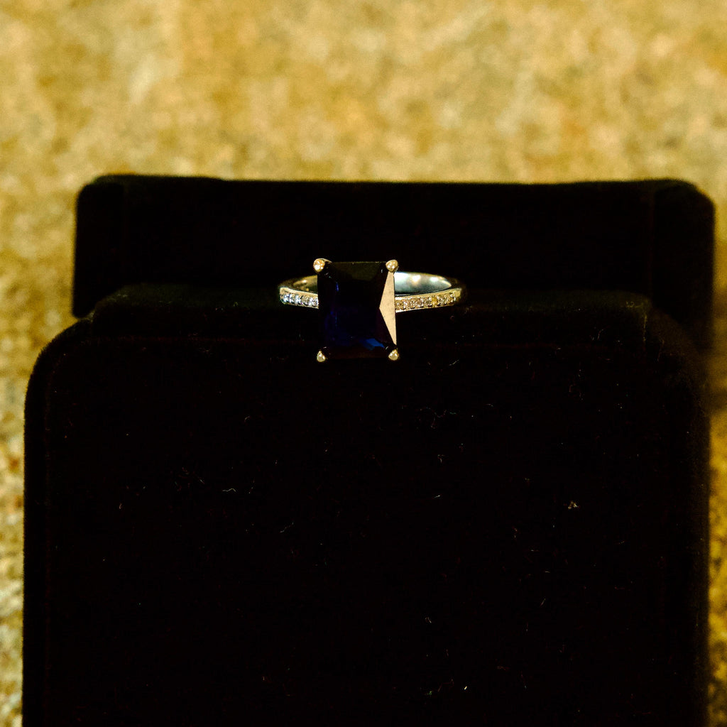 Anillo de Plata con piedra azul rectangular